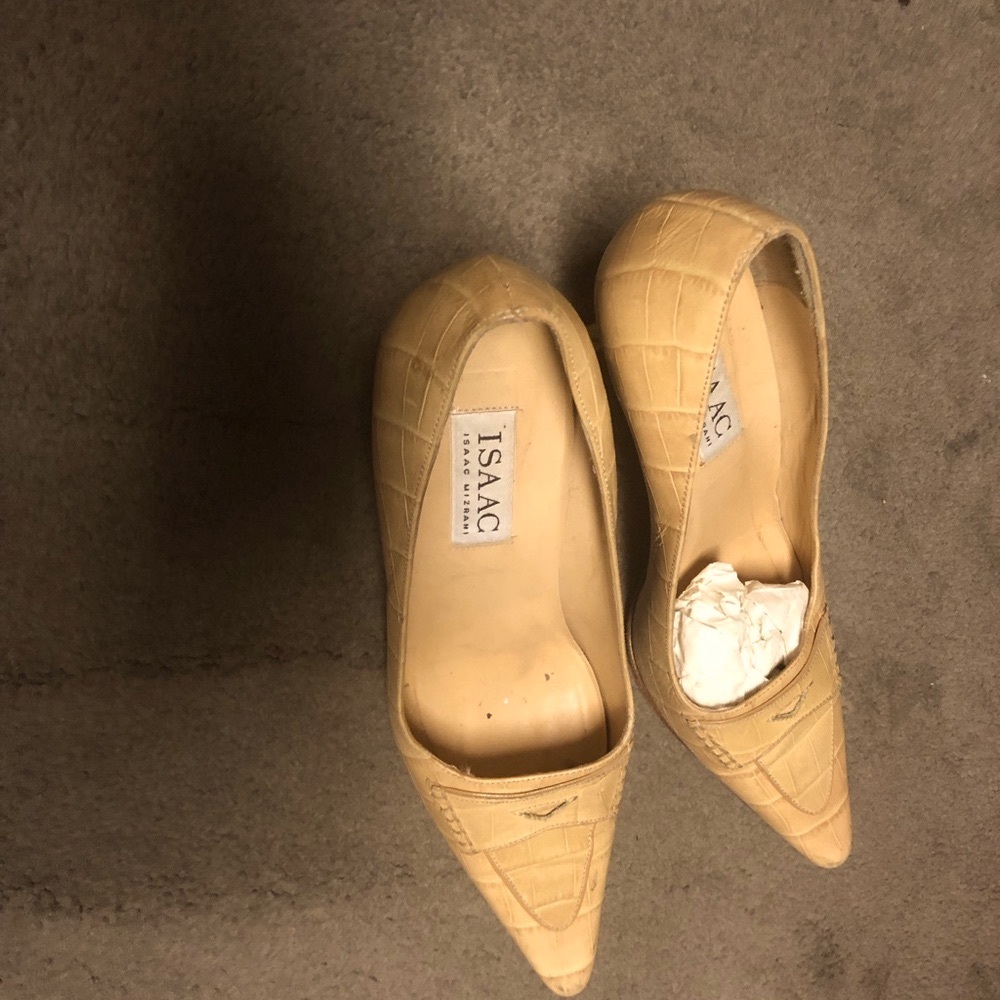 Stylish heel pumps. Very elegant and comfortable. Brings classical look .